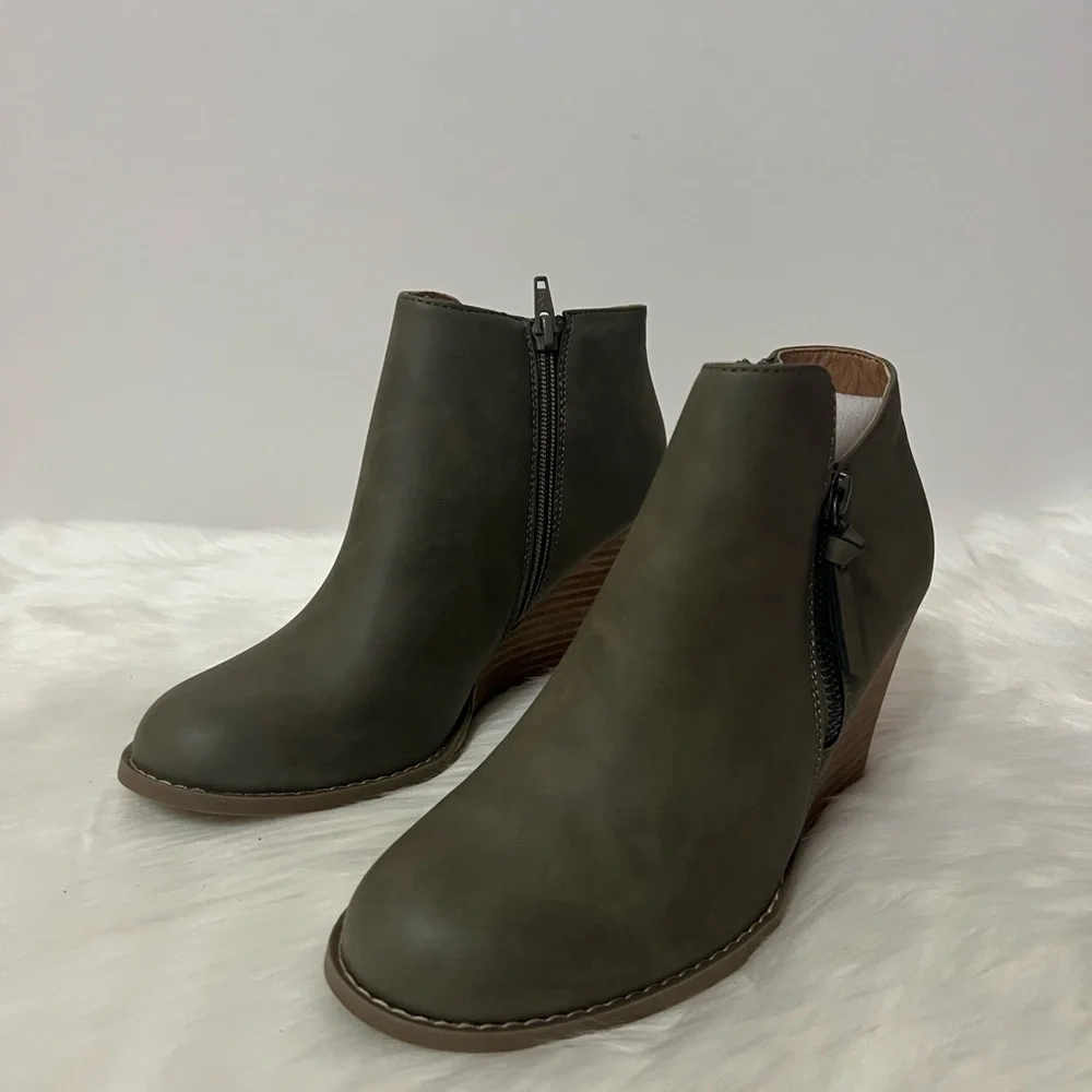 Report Womens Olive Guine Zipper Wedge Heeled Bootie Boots Size 7.5 NWOB